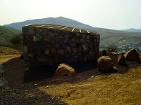 Área de descanso en la zona mas alta del camino. Al fondo se puede observar el pueblo de Betancuria